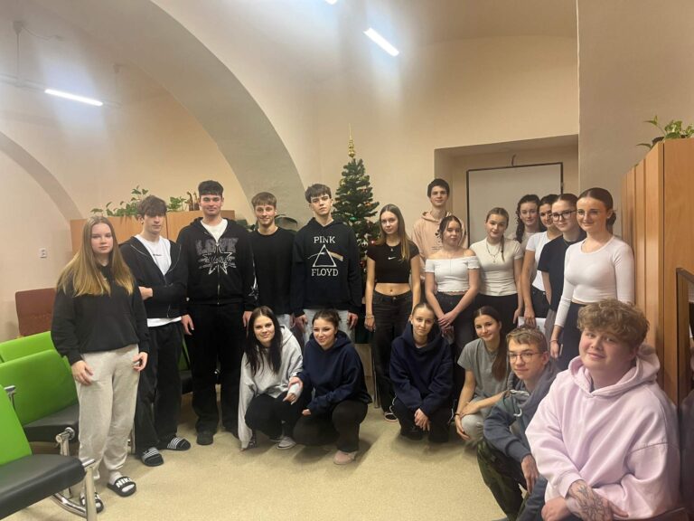 Vánoční posezení u stromečku v domově mládeže